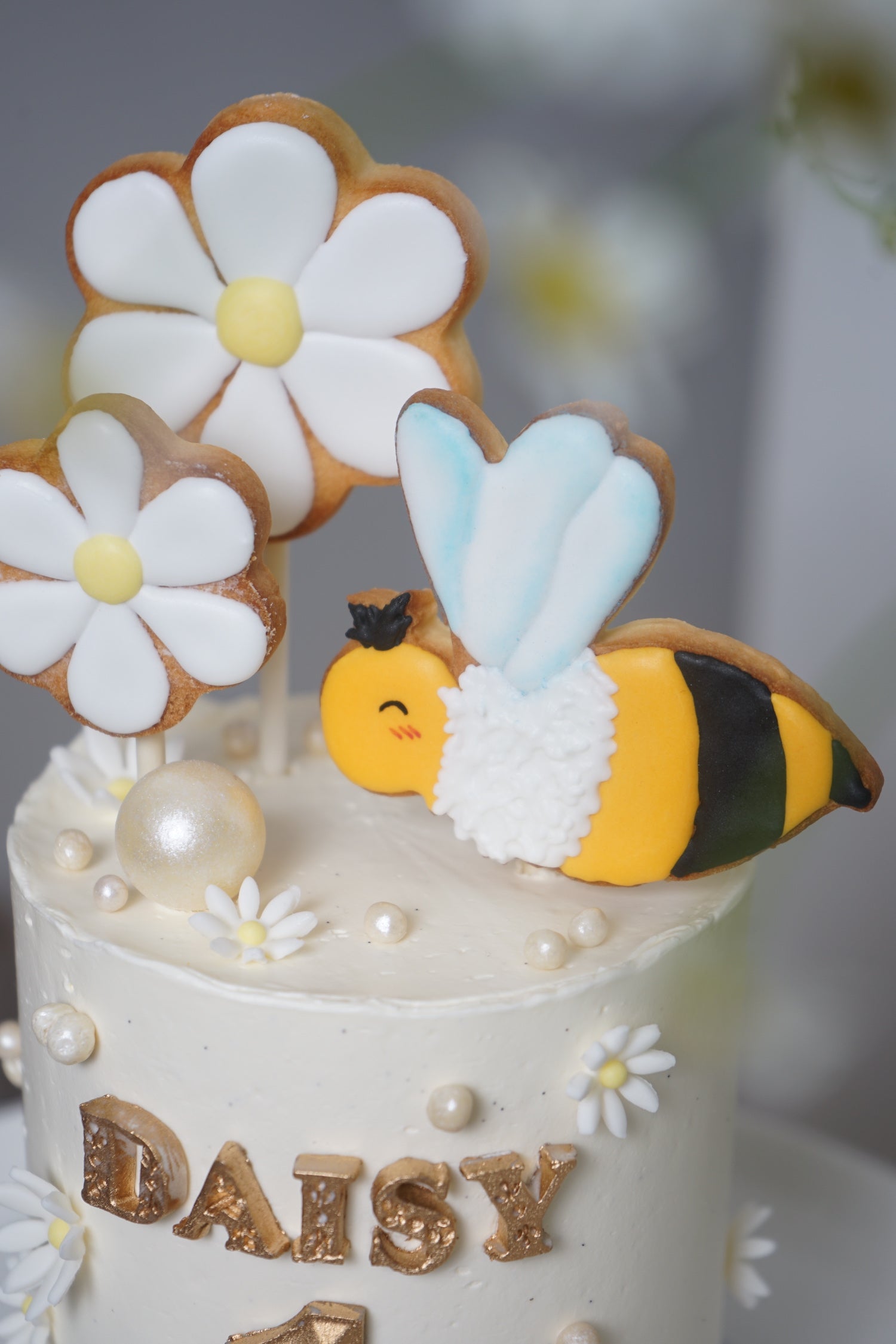 Bee and Daisy Cake