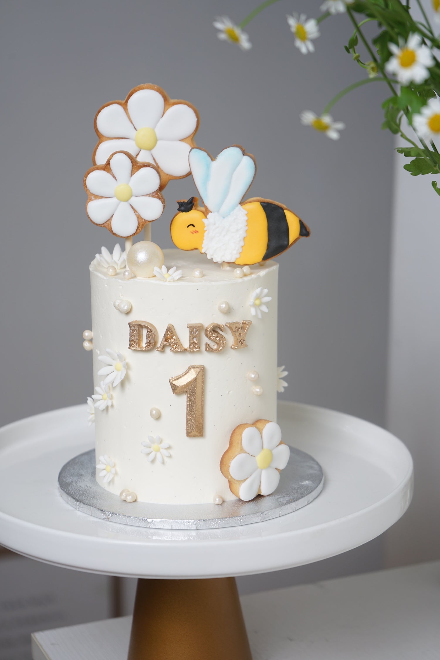 Bee and Daisy Cake