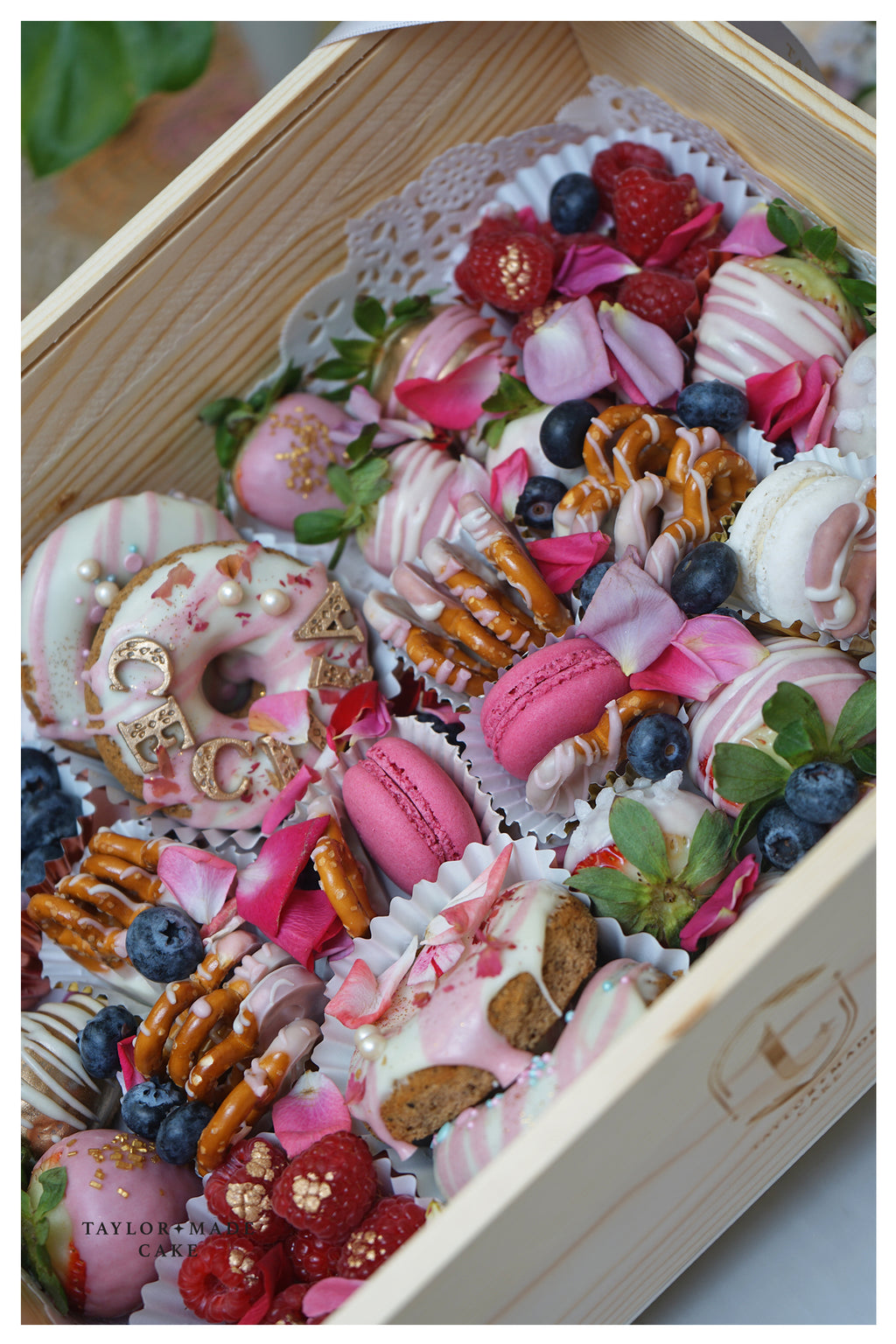 The Dessert Box (Mini Donut Cake)