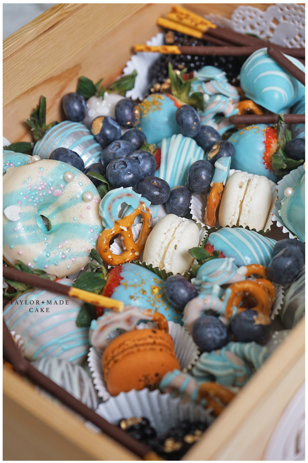 The Dessert Box (Mini Donut Cake)